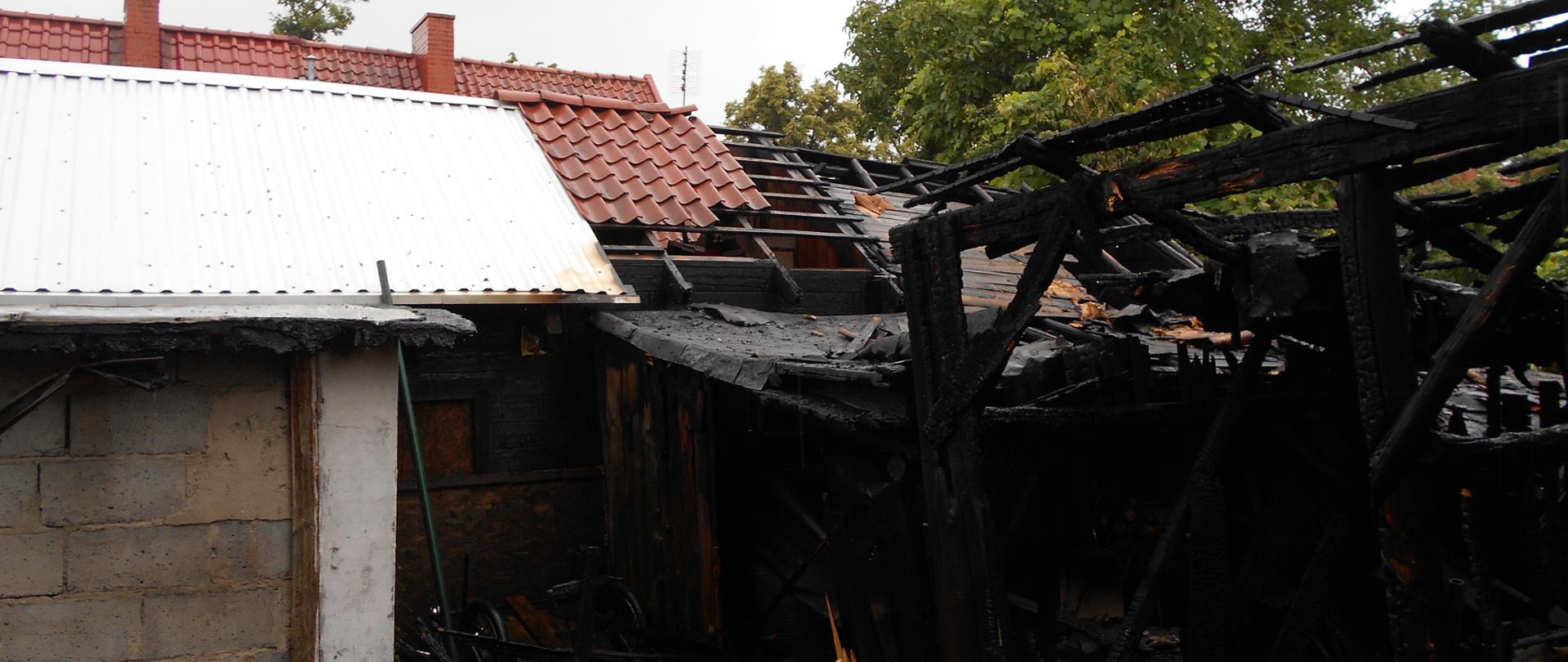 Na zdjęciu widać spalony doszczętnie drewniany budynek gospodarczy przyłączony do budynku mieszkalnego, który został uratowany przed spalaniem