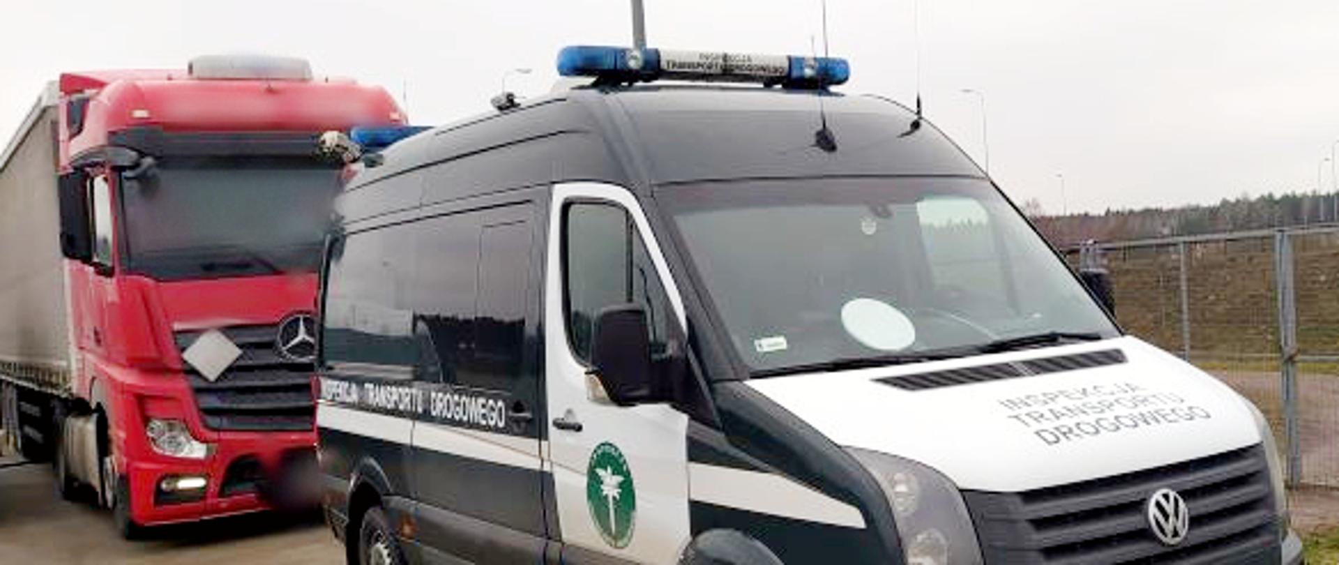 Kontrola rumuńskiej ciężarówki przeprowadzona przez ITD w okolicach Torunia. Na pierwszym planie radiowóz Inspekcji, za nim zatrzymany pojazd.