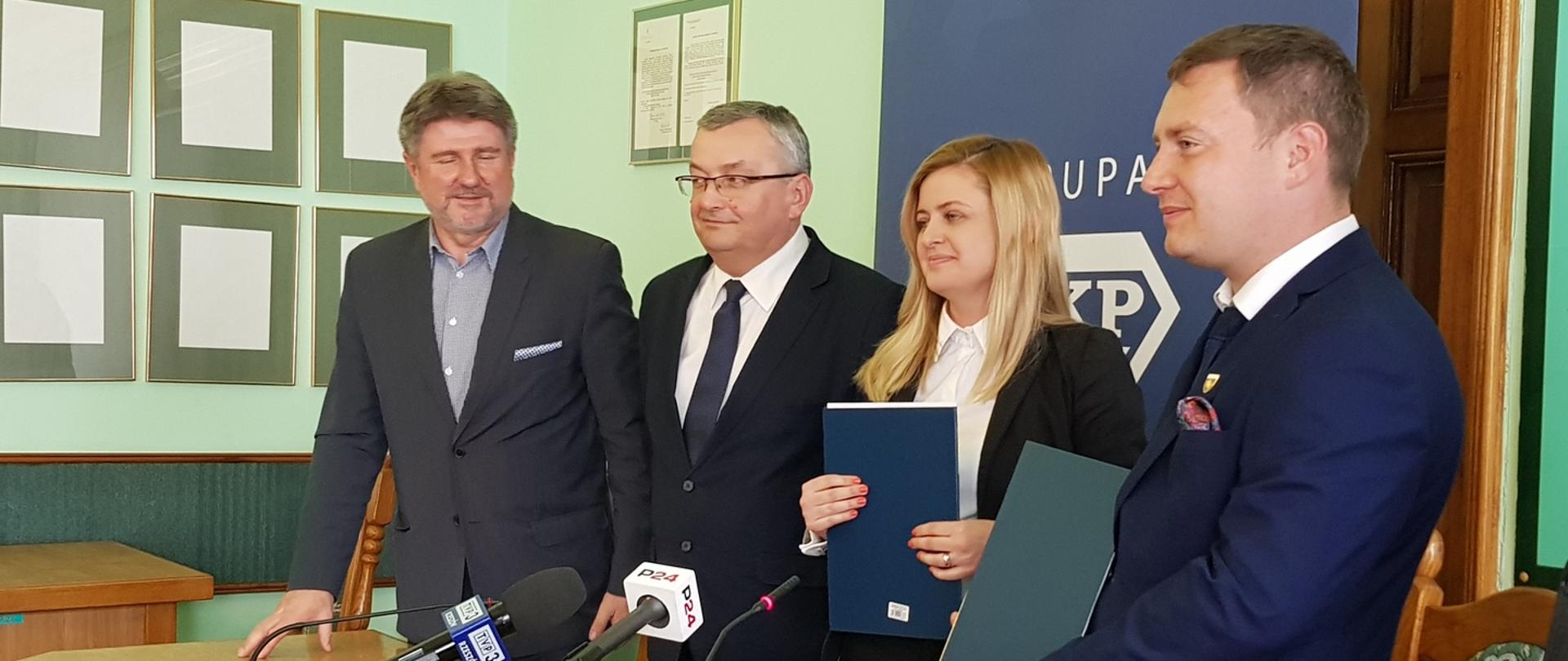 Minister Andrzej Adamczyk uczestniczył w podpisaniu umowy