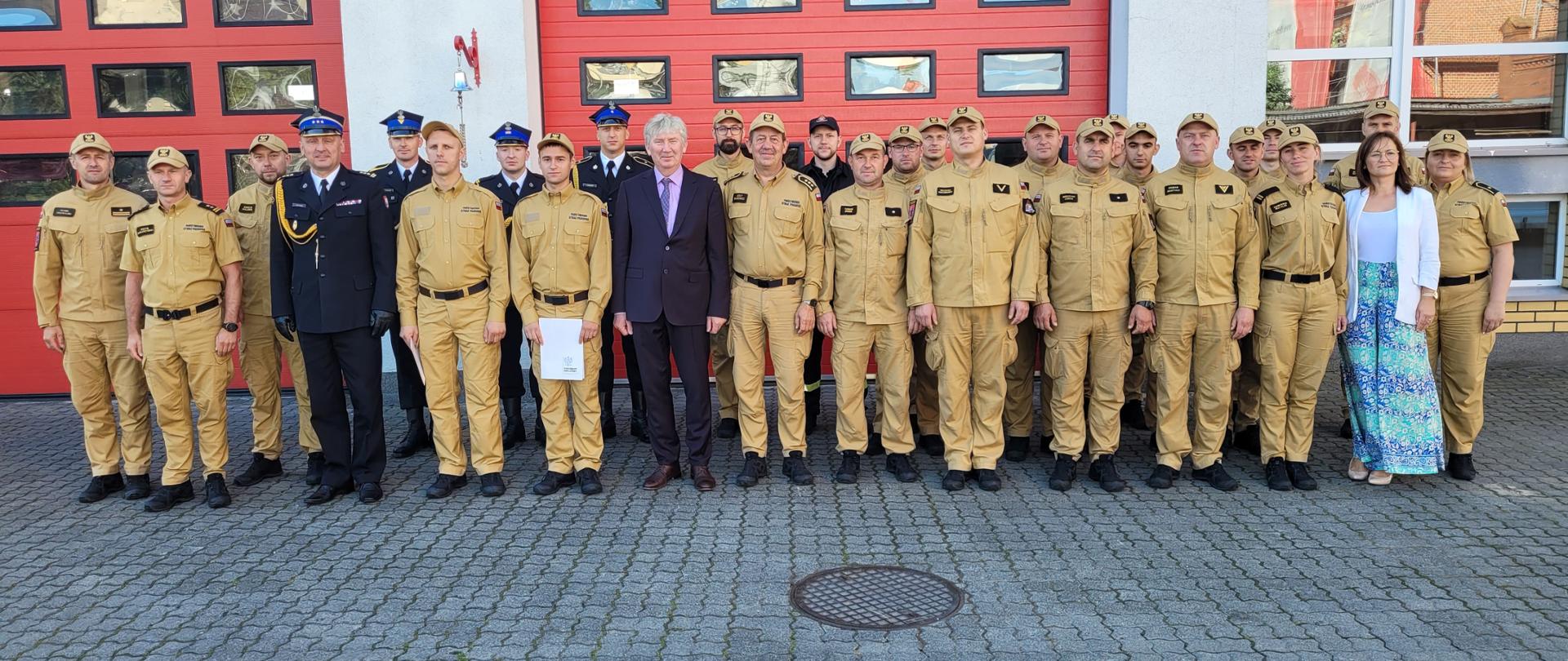 Na zdjęciu uczestnicy uroczystego apelu