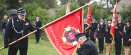 Prezes OSP Gwizdały oddający honor nowemu sztandarowi.