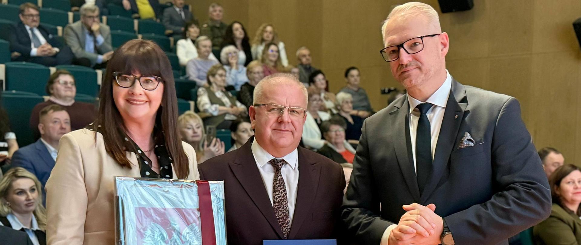 Otwarcie Centrum Usług Społecznych w Węgorzewie: wojewoda Radosław Król wręczył list i upominek.