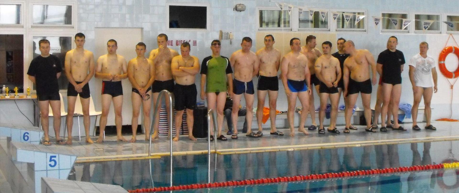 Zawodnicy na basenie