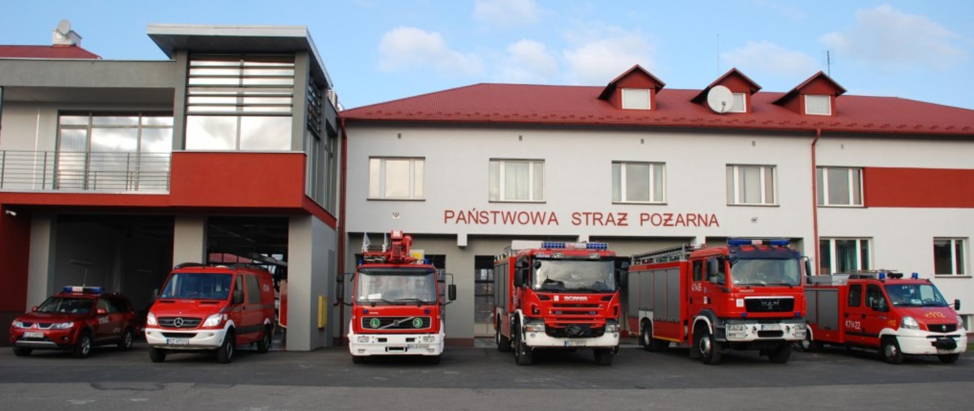 Na zdjęciu widzimy pojazdy pożarnicze w tle widać budynek jednostki ratowniczo-gaśniczej w Leżajsku.