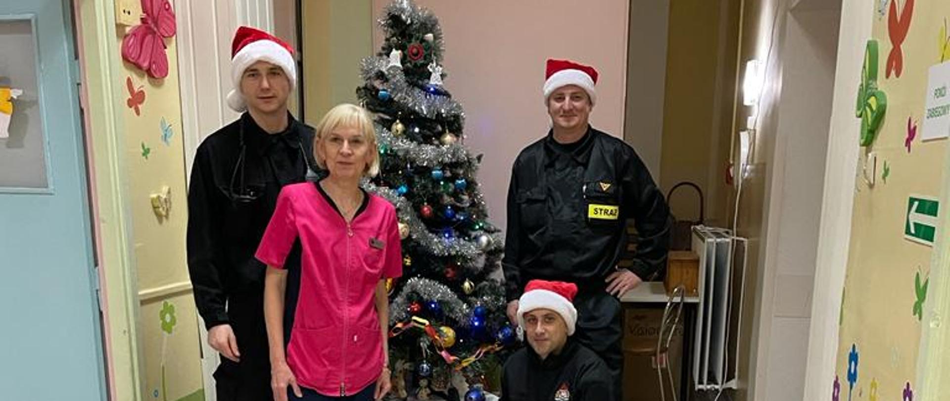 Wspólne zdjęcie strażaków i pielęgniarki.