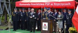 Zgromadzeni goście i kadra kierownicza komendy na czele ze st.bryg. Danielem Dryniakiem Z-cą Podkarpackiego Komendanta Wojewódzkiego PSP oraz Kazimierzem Moskalem Posłem Na Sejm RP, przybyłych gości wita st.bryg. Łukasz Szopa Komendant Powiatowy PSP w Ropczycach