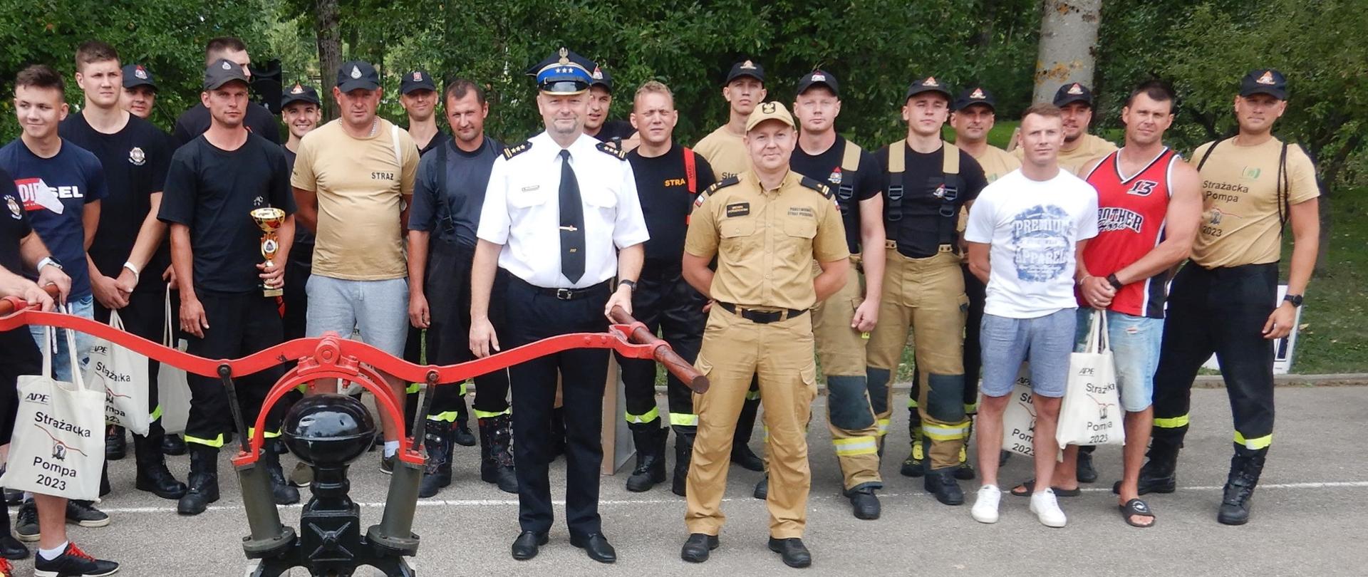 Zdjęcie grupowe uczestników z komendantem miejskim 