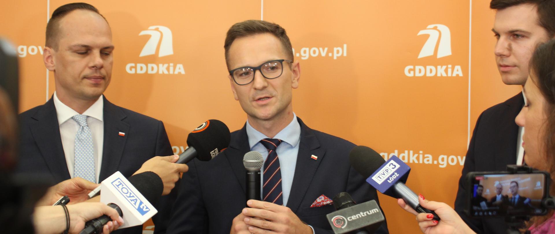 Wiceminister inwestycji i rozwoju Waldemar Buda podpoczas podpisania umowy o na budowę ostatniego odcinka S14.