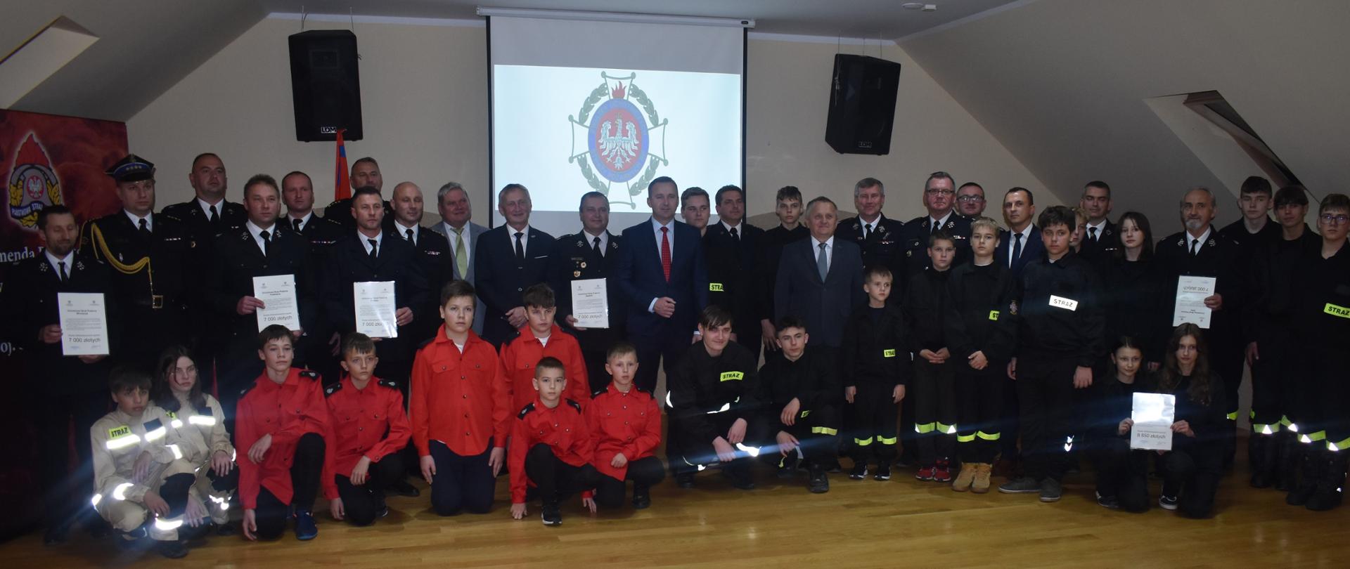 UROCZYSTE WRĘCZENIE PROMES MŁODZIEŻOWYM DRUŻYNOM POŻARNICZYM Z TERENU POWIATU PIŃCZOWSKIEGO
