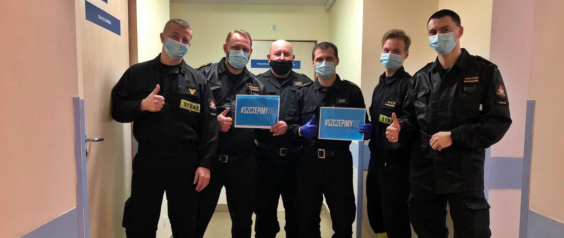 Szczepienia strażaków z Grójca. Na zdjęciu znajdują się funkcjonariusze PSP w strojach służbowych. 