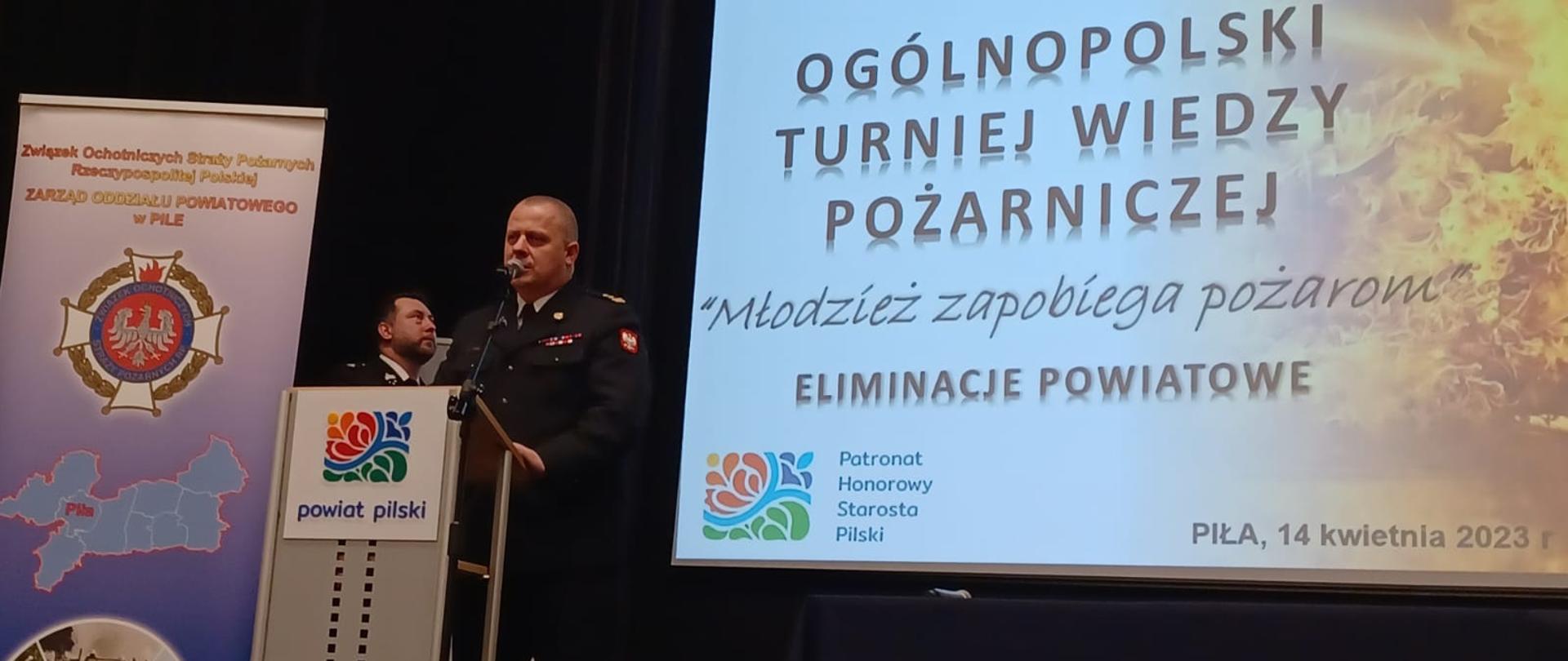 Na zdjęciu widnieją eliminacje powiatowe Ogólnopolskiego Turnieju Wiedzy Pożarniczej. Zajęcia odbywają się w sali, jest dzień, pochmurno. 