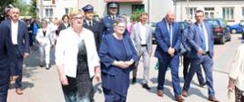 Uczestnicy uroczystości w trakcie marszu