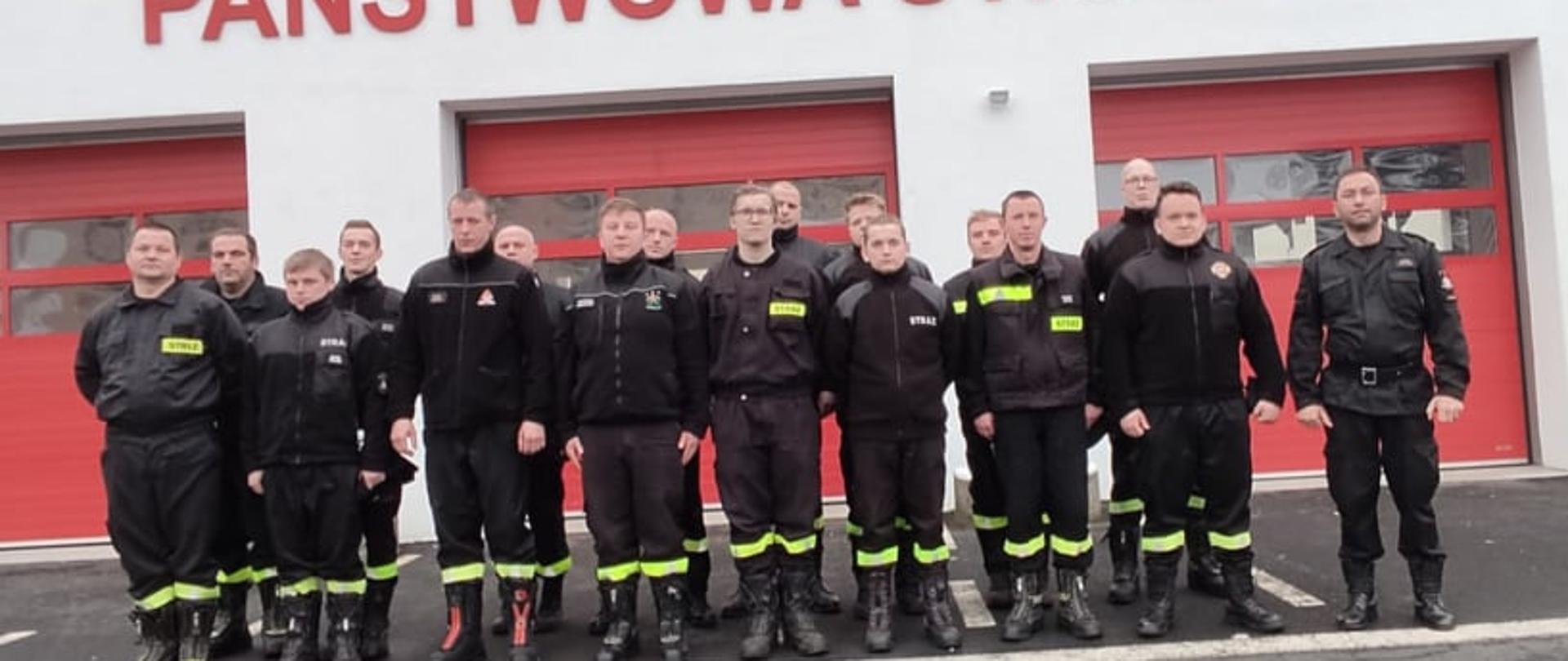 Zdjęcie przedstawia druhów uczestniczących w "Szkoleniu kierujących działaniem ratowniczym dla członków Ochotniczych Straży Pożarnych (dowódców OSP)" z terenu powiatu obornickiego.