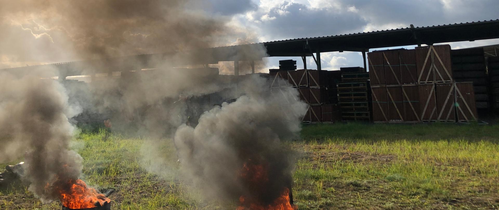 Zdjęcie przedstawia symulację pożaru wiat magazynowych na terenie Zakładu Produkcyjnego Werth-Holz S.A. w Pszczewie