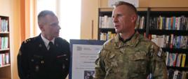 Zastępca Komendanta Centralnej Szkoły PSP podczas rozmowy z mężczyzną w mundurze wojskowym