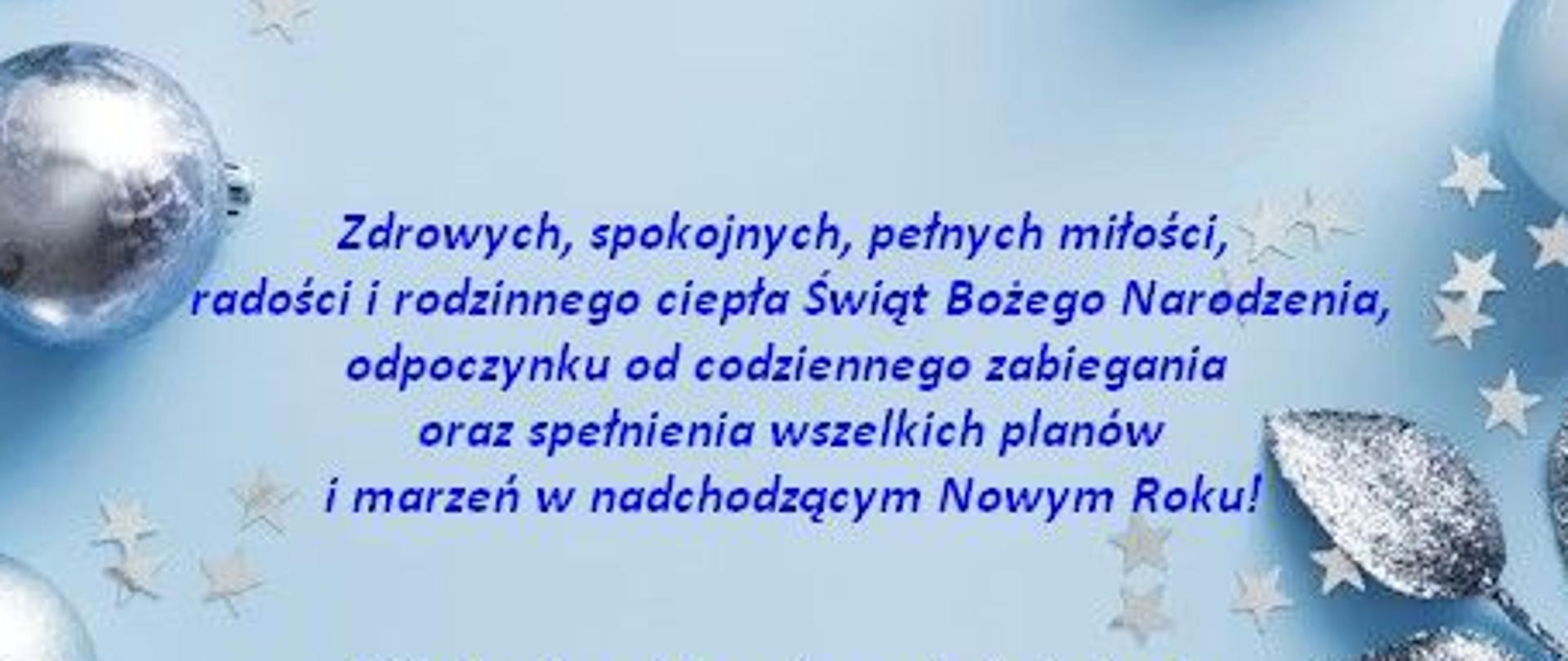 Na błękitnym tle chabrowy tekst z życzeniami świątecznymi, otoczony grafiką przedstawiającą motywy świątecznych ozdób.