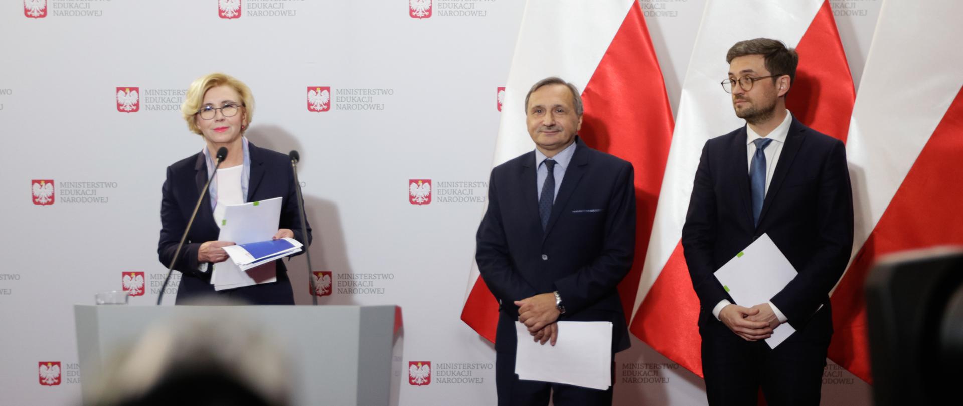 Konferencja prasowa w ministerstwie Edukacji Narodowej dotycząca egzaminu ósmoklasisty w 2020 r.
Na zdjęciu wiceminister Marzena Machałek, wiceminister Maciej Kopeć i dyrektor CKE Marcin Smolik.