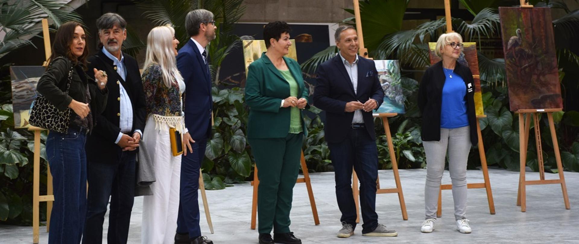 Na zdjęciu dyrektor szkoły - Dorota Kłodzińska wraz z zaproszonymi gośćmi. Otwarcie wystawy