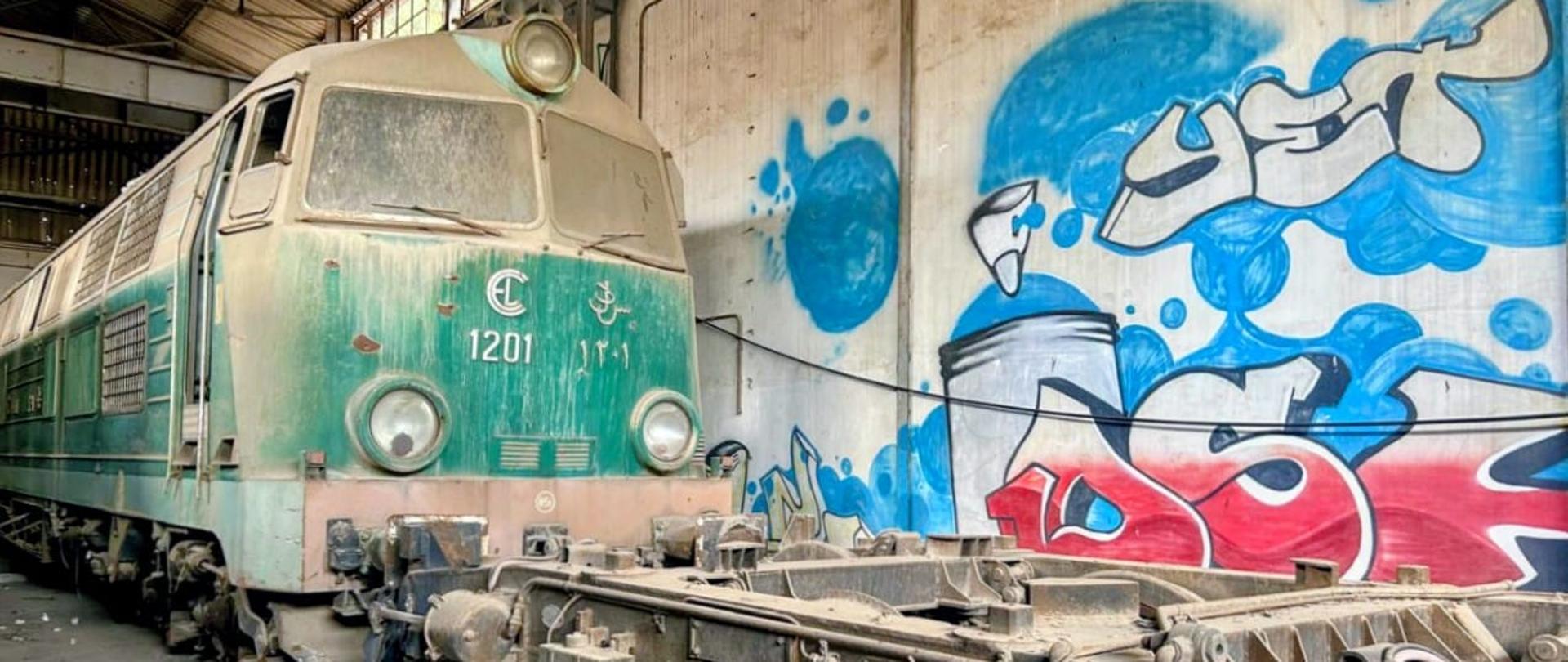 Stara lokomotywa stojąca w hangarze 