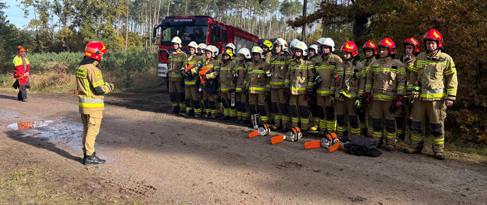 Strażacy w trakcie zbiurki z rozjemcą.