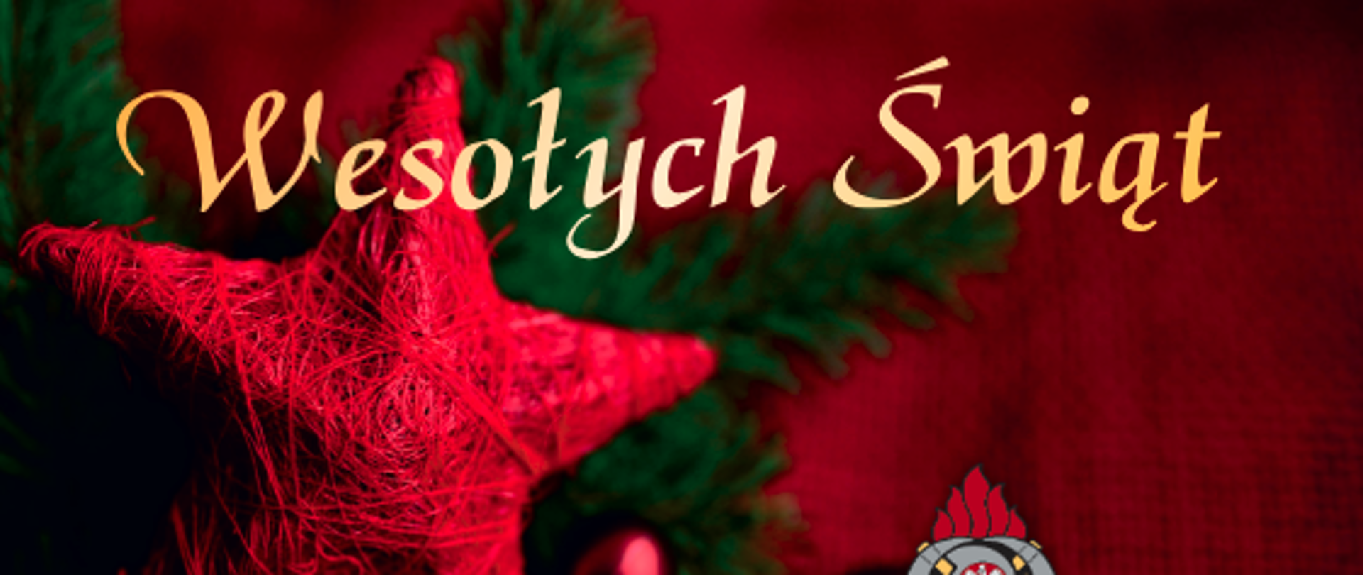 Napis wesołych świąt, logo państwowej straży pożarnej i kolejny napis komenda powiatowa państwowej straży pożarnej w radomsku. W tle czerwona gwiadka na zielonej gałązce choinki