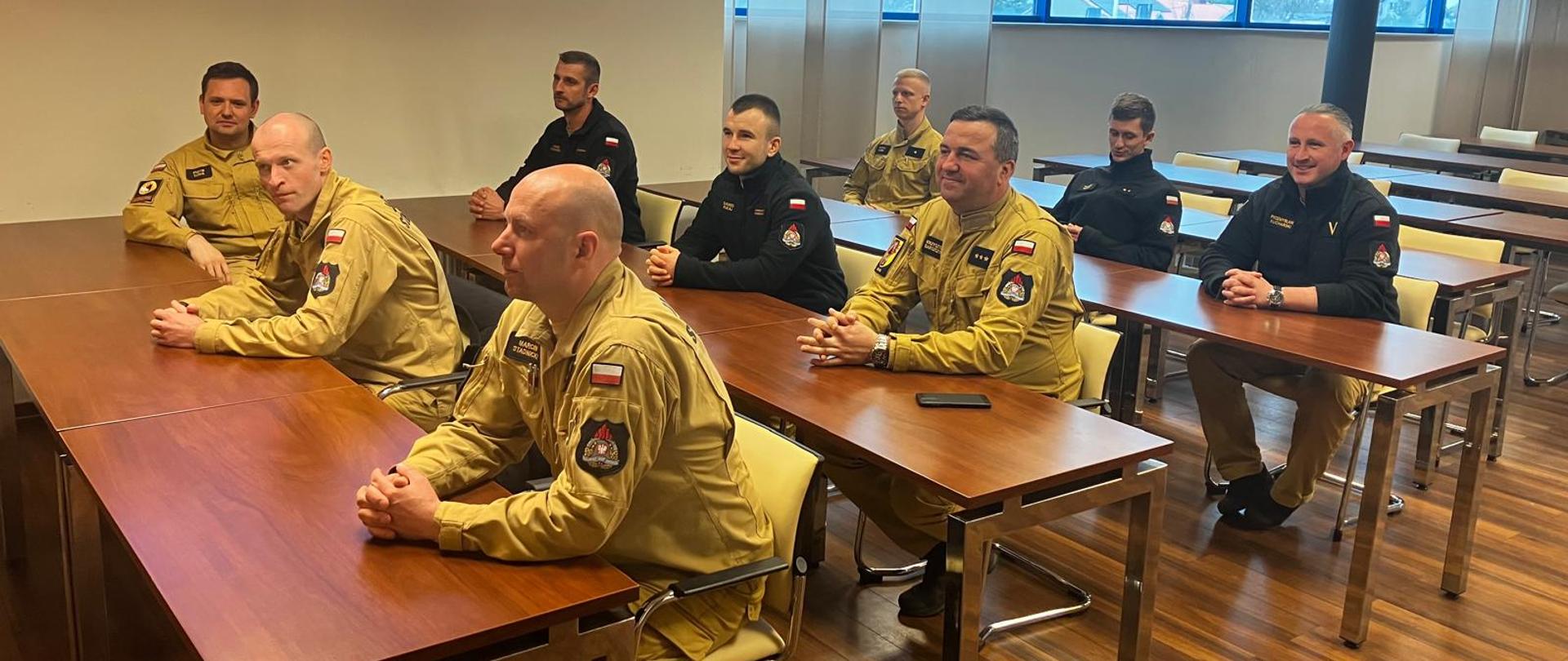 Funkcjonariusze PSP siedzący w ławach sali konferencyjnej podczas wykładu