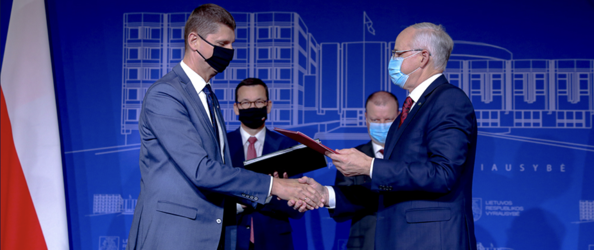 Zdjęcie z podpisania harmonogramu wdrażania deklaracji w sprawie oświaty polskiej mniejszości narodowej w Republice Litewskiej i litewskiej mniejszości narodowej w Rzeczypospolitej Polskiej.