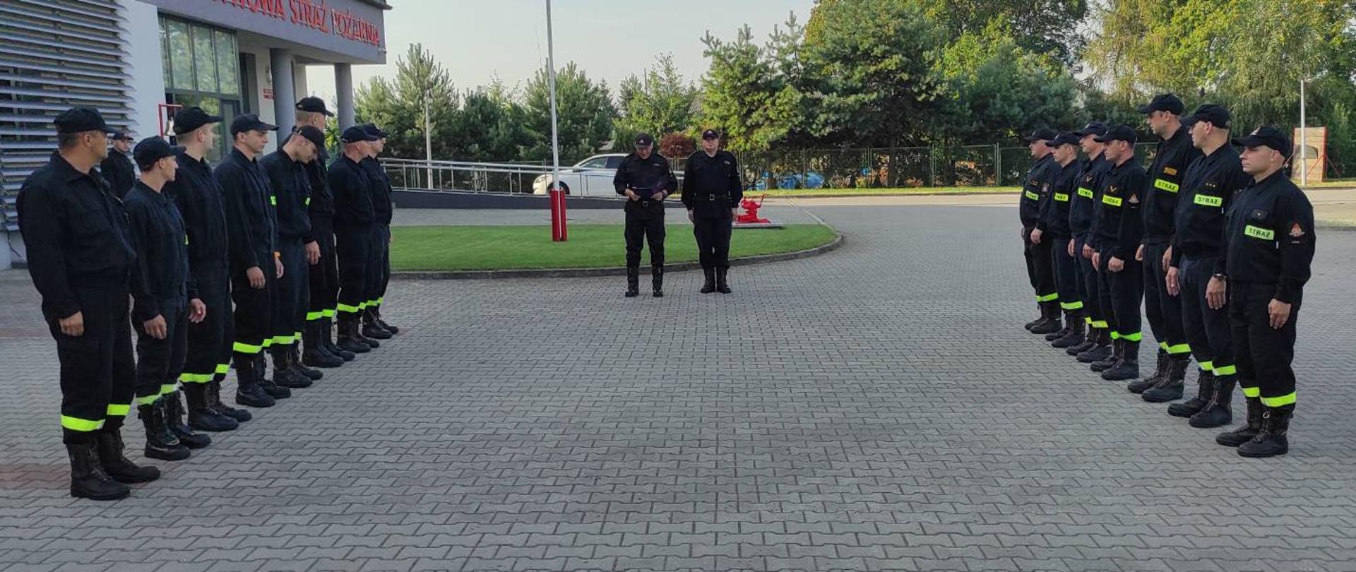 Na zdjęciu strażacy podczas zbiórki 