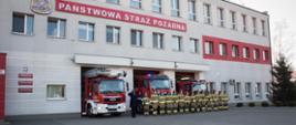 Nowomiejscy strażacy oddali hołd poległym ukraińskim strażakom zbiórka strażaków PSP przed Komendą. 