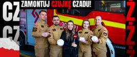 Plakat kampanii „Czadowa Straż”. Pięciu strażaków Państwowej Straży Pożarnej i dziennikarka Radia ZET stoją przed czerwonym wozem strażackim i trzymają czujki czadu. Na grafice hasła: „Zamontuj czujkę czadu!” oraz „Ogólnopolska akcja Państwowej Straży Pożarnej oraz Radia ZET”.