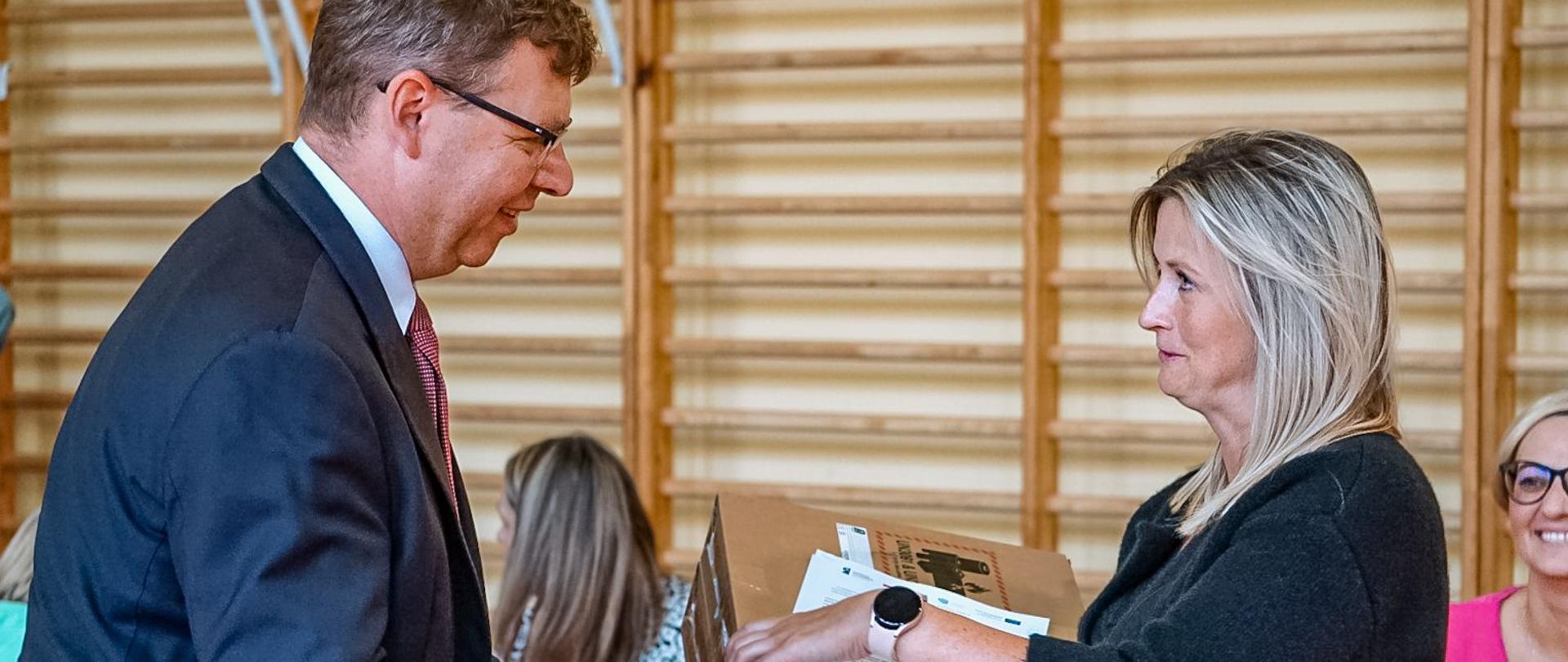 Uroczyste przekazanie sprzętu komputerowego dla dzieci i wnuków byłych pracowników PGR w ramach programu „Wsparcie dzieci z rodzin pegeerowskich w rozwoju cyfrowym -granty PPGR”