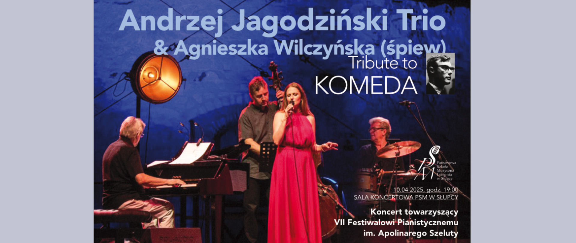 informacje o koncercie trio jazzowego, zdjęcie trzech instrumentalistów i wokalistki podczas koncertu, granatowe tło