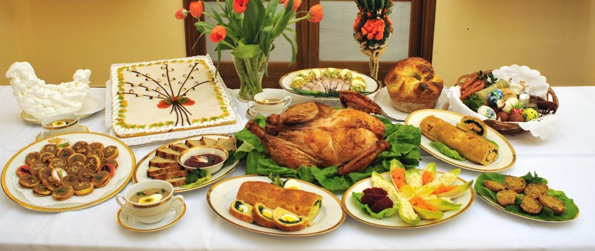 Nakryty stół wielkanocny w Ambasadzie RP w Rzymie. Na stole znajdują się tradycyjne potrawy oraz koszyk ze święconką.