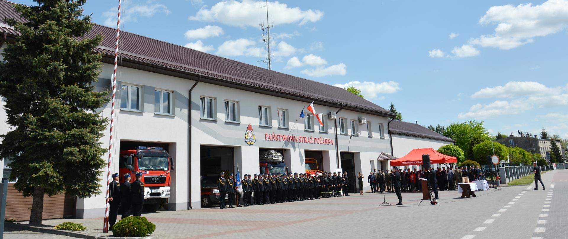 Zdjęcie przedstawia strażaków ubranych w mundury wyjściowe na zbiórce z okazji Powiatowych Obchodów Dnia Strażaka w Lubaczowie.