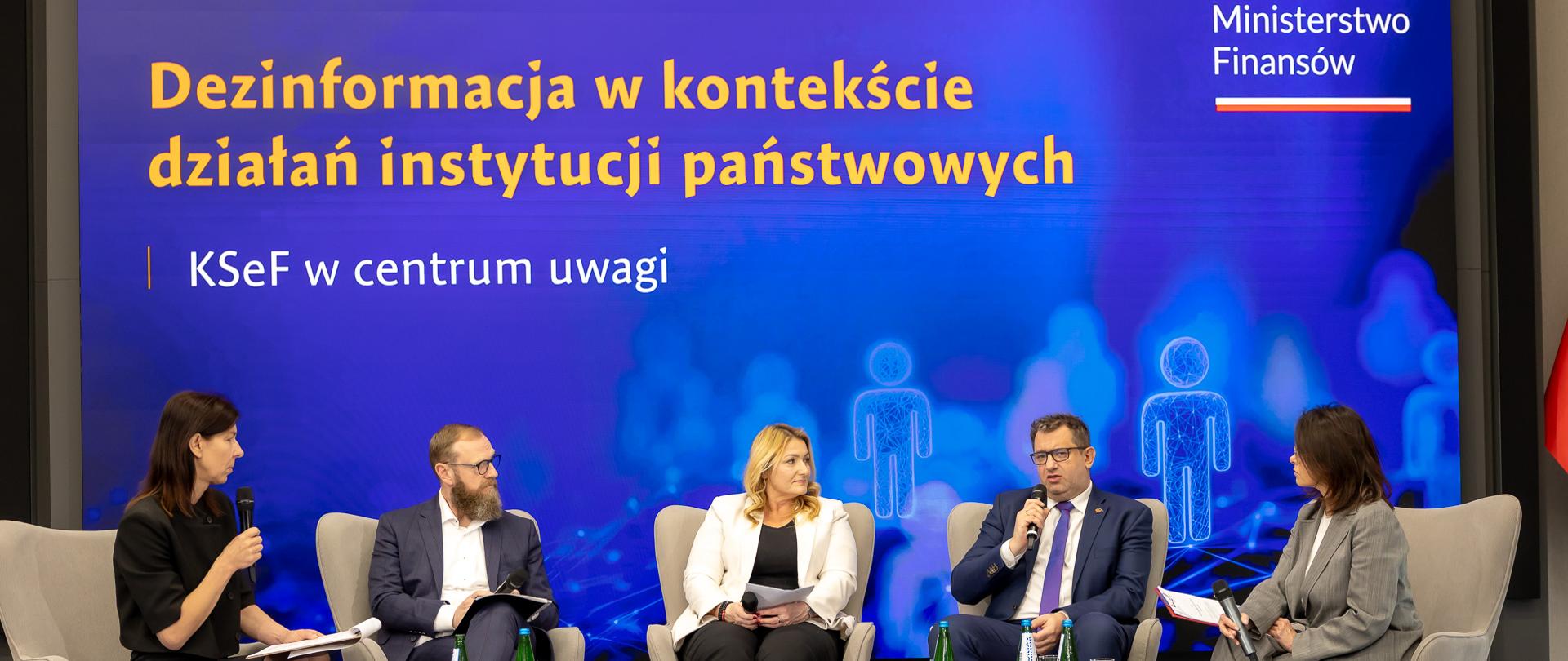 Pięć osób siedzi na fotelach