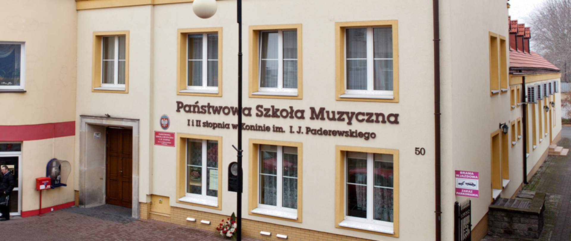 Zdjęcie przedstawia budynek szkoły od u. 3 Maja.