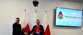 Zdjęcie przedstawia pomorskiego komendanta wojewódzkiego PSP st. bryg. Piotra Sochę oraz prezesa WFOŚiGW Marcina Ossowskiego po podpisaniu listu intencyjnego.
