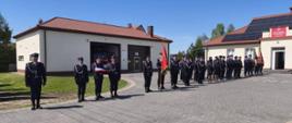 Zdjęcie wszystkich strażaków OSP biorących udział w uroczystości.