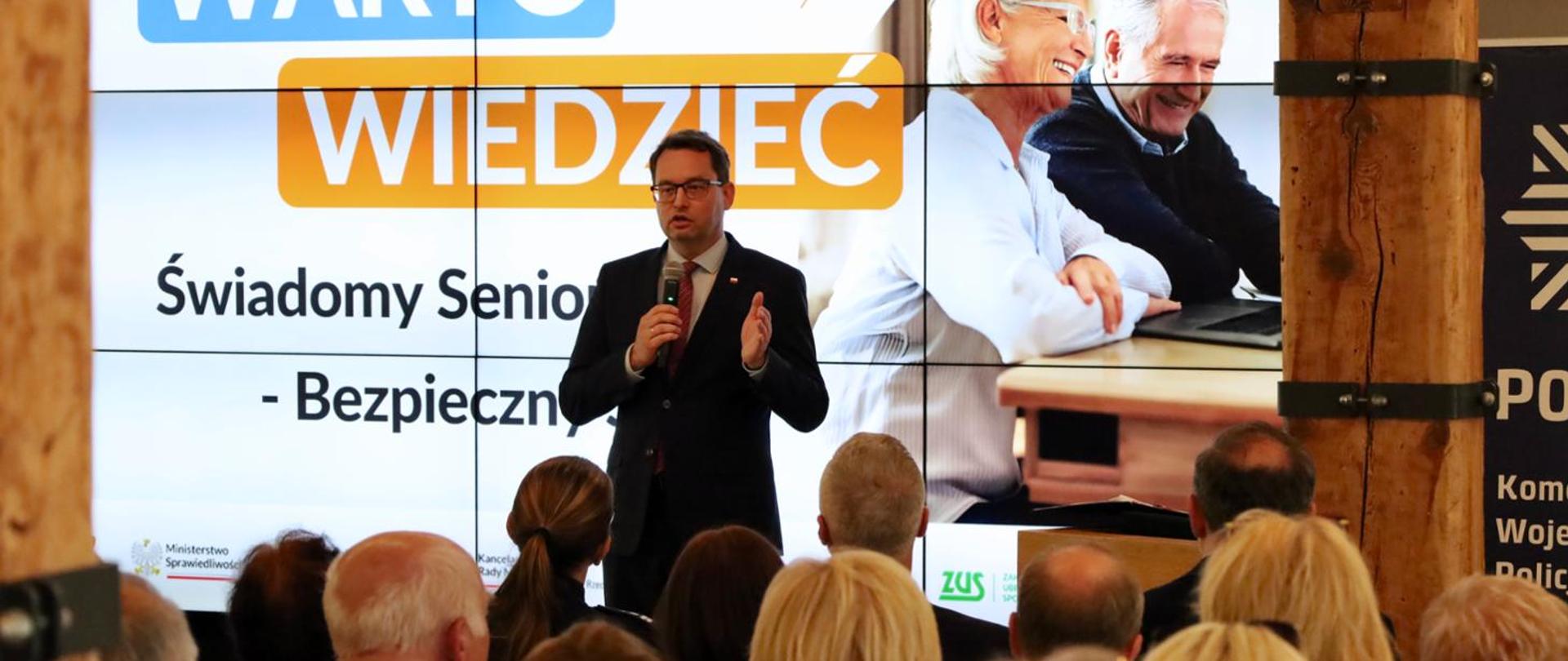 Podsekretarz stanu Sławomir Pałka podczas programu „Świadomy Senior - Bezpieczny Senior” w Gdańsku.
