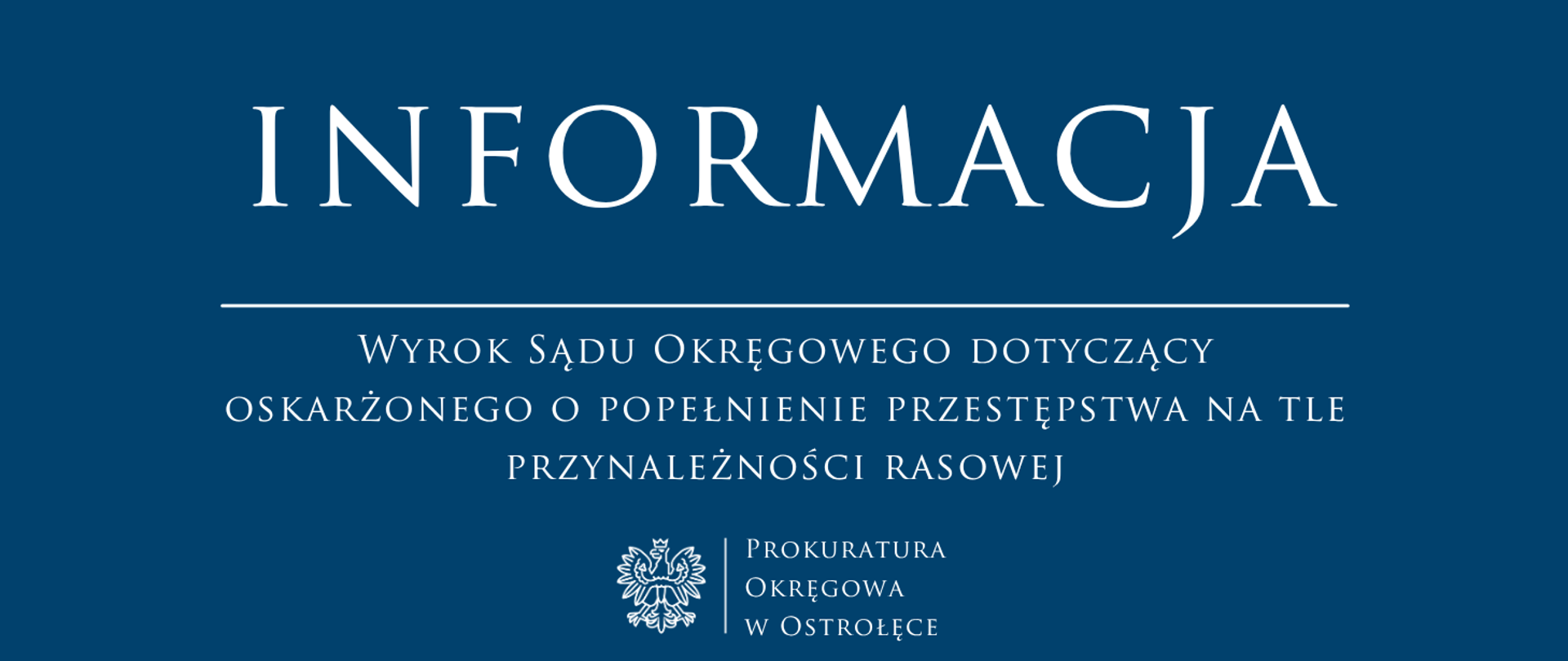 Biały napis Informacja WYROK SĄDU OKRĘGOWEGO DOTYCZĄCY OSKARŻONEGO O POPEŁNIENIE PRZESTĘPSTWA NA TLE PRZYNALEŻNOŚCI RASOWEJ na niebieskim tle