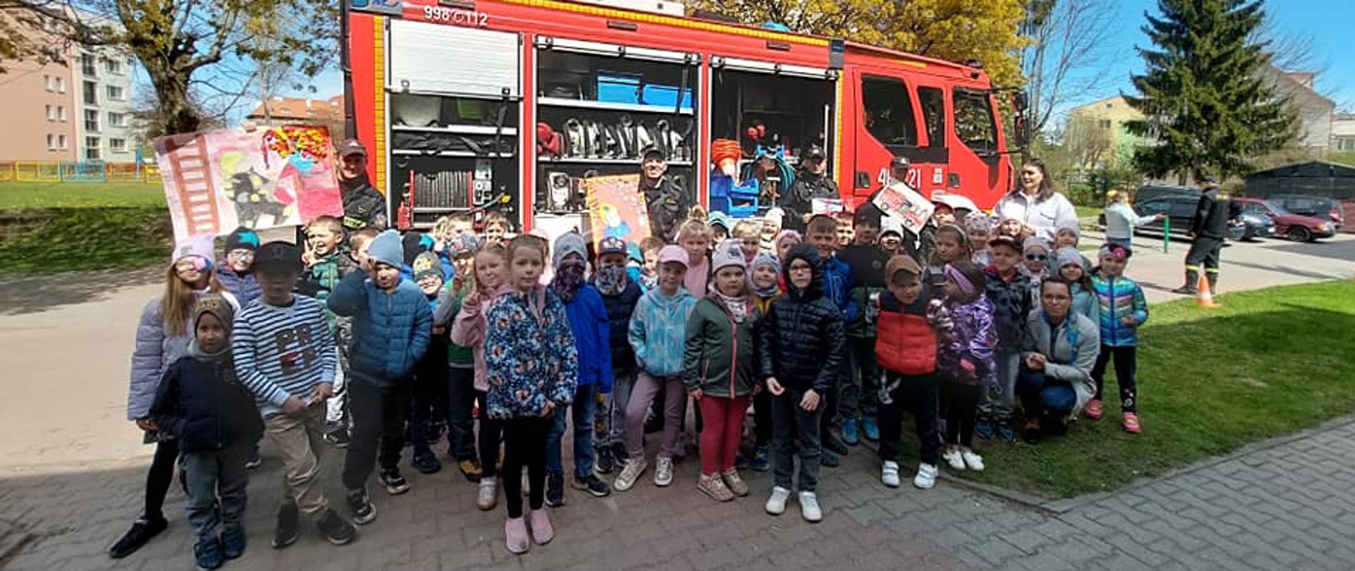 Podziękowania za zaangażowanie i trud codziennej służby od przedszkolaków 