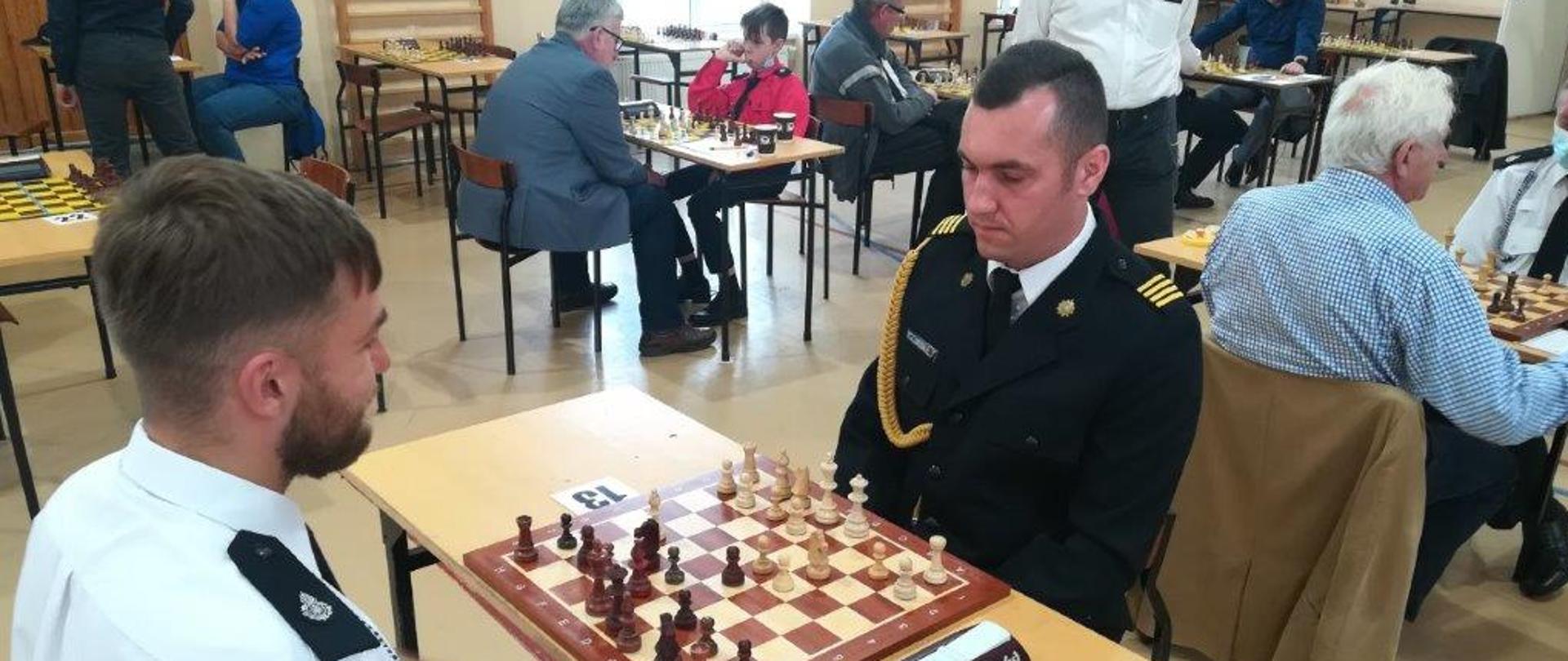 Zdjęcie przedstawia uczestników XX Jubileuszowych Indywidualnych Mistrzostw Polski Służb Mundurowych w Szachach