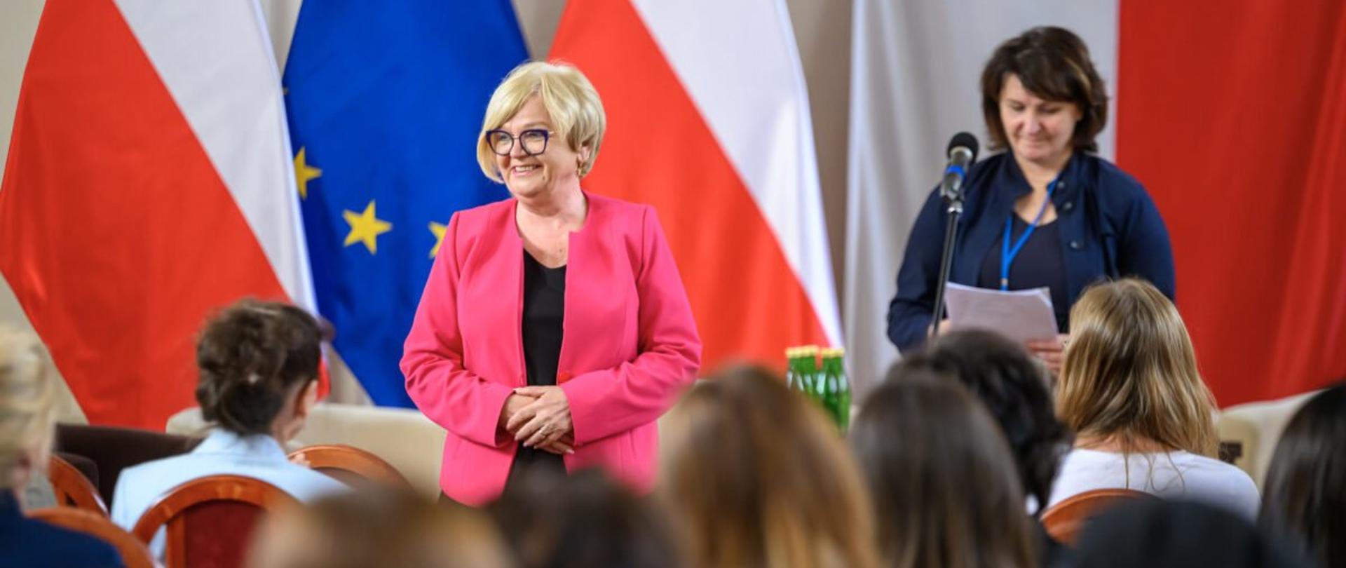 Zdjęcie przedstawia wojewodę podkarpackiego Teresę Kubas-Hul i dyrektor Wydziału Polityki Społecznej Podkarpackiego Urzędu Wojewódzkiego w Rzeszowie Irenę Marszałek-Czekierdę podczas konferencji