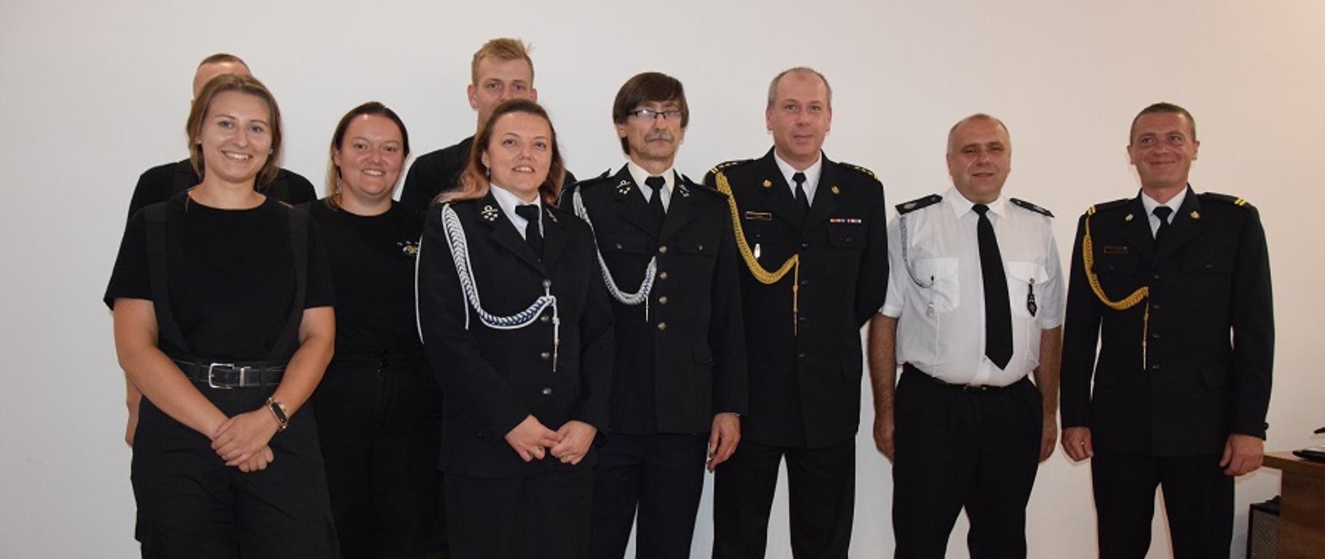 Na zdjęciu, w umundurowaniu wyjściowym, Komendant Powiatowy PSP w Otwocku, st. bryg. Tomasz Król wraz z druhami jednostki OSP Pogorzel podczas spotkania roboczego.