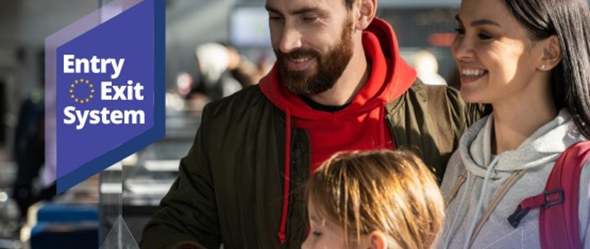 Tres personas en aeropuerto. Entregan los pasaportes en la ventanilla. El logo de Entry Exit System visible en el fondo.