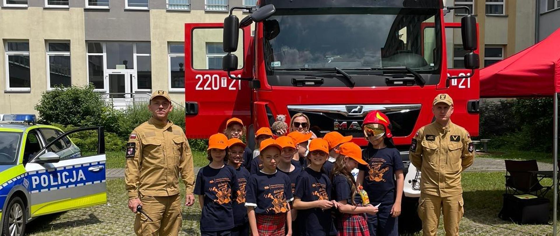Grupa dzieci ze strażakami