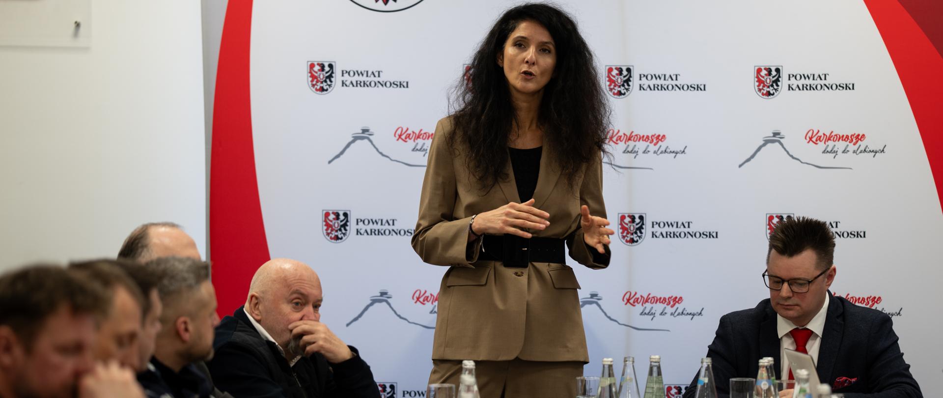 Dziś, na zaproszenie Krzysztof Wiśniewski Starosta Karkonoski, wojewoda dolnośląska Anna Żabska spotkała się w Jeleniej Górze z wójtami, burmistrzami oraz przedstawicielami służb z terenu powiatu karkonoskiego.