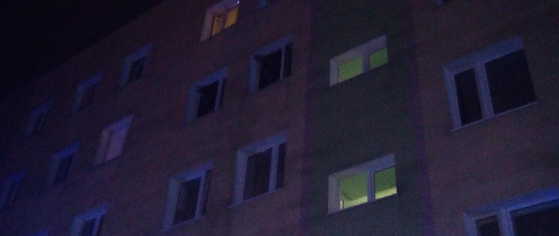 Zdjęcie przedstawia blok wielorodzinny, w którym wybuchł pożar.