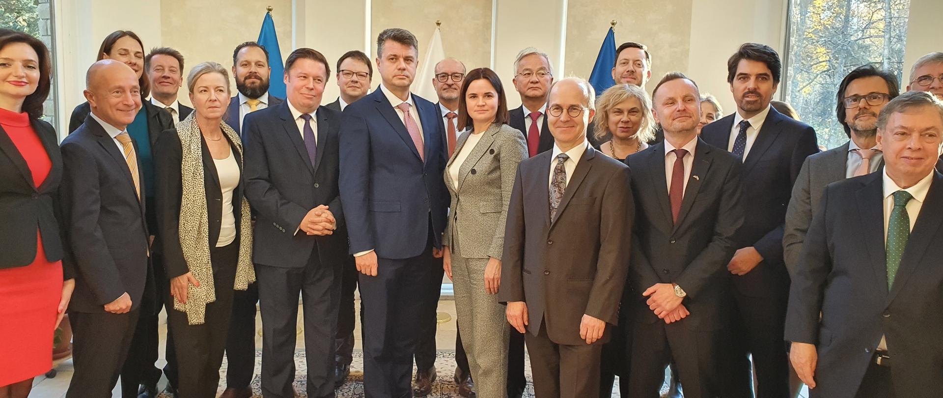 Minister spraw zagranicznych Estonii Urmas Reinsalu oraz Pani Swiatłana Cichanouska, liderka białoruskiej opozycji wraz z korpusem dyplomatycznym na recepcji zorganizowanej przez dziekana korpusu Ambasadora Grzegorza Kozłowskiego.