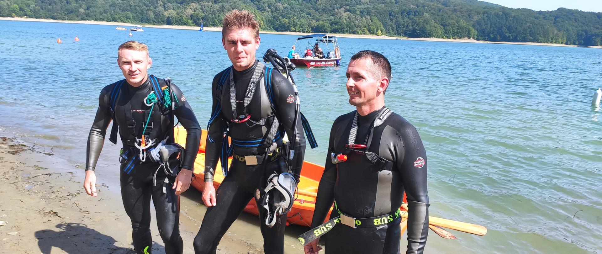 Na zdjęciu strażacy płetwonurkowie z KP PSP w Jaśle podczas zawodów w Polańczyku